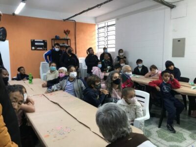 Dia das crianças visitarem o Centro Dia para Idosos
