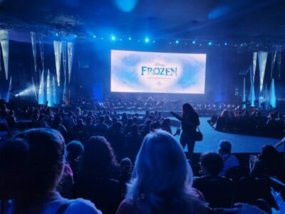 Famílias assistem ao espetáculo “Frozen in concert”